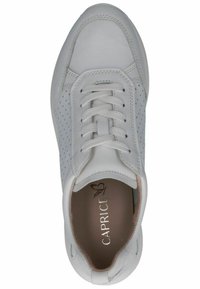 Scarpa sportiva bianca con tomaia in pelle, lati perforati, punta tonda e lacci piatti. Presenta una soletta marrone chiaro con logo.