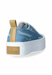 Sneaker platform in denim blu con suola in gomma bianca, tallone in pelle tan e finitura testurizzata. Presenta il logo del marchio di lato.