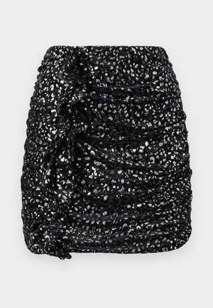 Mustat rypytetyt mini hameet hopeasäihkeillä yksityiskohdilla, jossa on tekstuurimainen pinta ja epäsymmetrinen muotoilu lisävisuaalista kiinnostavuutta varten.