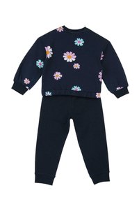 Sweatshirt bleu marine avec motif floral rose et bleu clair, associé à un pantalon bleu marine assorti. Tissu doux, poignets et ceinture côtelés.