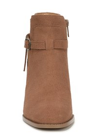Braune Wildleder-Ankle-Boots mit runder Zehenform, seitlichem Reißverschluss und einem dekorativen Schnallenriemen. Flache Sohle und strukturierte Oberflächenbeschaffenheit.