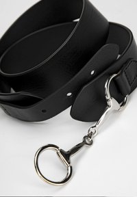 Cinturón de cuero negro con una textura suave, un diseño clásico y un cierre metálico plateado con detalle de anillo redondo.
