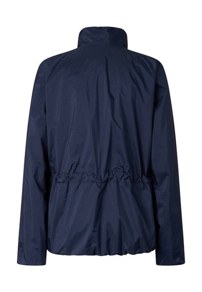 Lehká námořnicky modrá bunda s dlouhými rukávy, vysokým límcem a stahovací elastickou pasovkou, zobrazená zezadu na bílém pozadí.