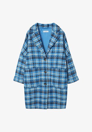 Blå ternet lang frakke med struktureret design, der har en reverskrave, tre knapper og en glat blå for.