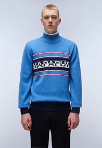 Maglione a collo alto di colore azzurro chiaro con un design a righe che presenta la scritta "NAPAPIJRI" in bianco e blu navy, con orlo e polsini a coste blu navy.
