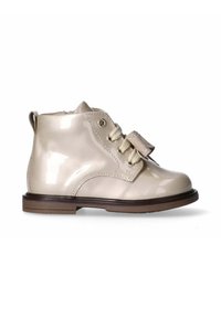 Stivali alla caviglia in pelle verniciata beige con punta rotonda, fiocco decorativo e lacci beige. Presentano una suola in gomma marrone e dettagli in metallo argentato.