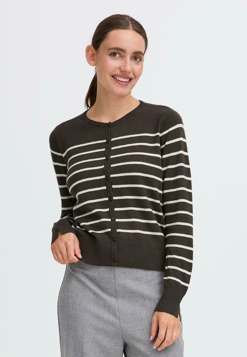 Mørkebrun cardigan med hvite horisontale striper, med rund hals, frontknapper og ribbestrikkede mansjetter og kant. Glatt strikket tekstur.
