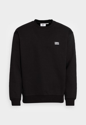 Schwarzes Sweatshirt mit Rundhalsausschnitt und kleinem weißem rechteckigem Logo mit zwei Bären auf der linken Brust sowie gerippten Bündchen und Saum.