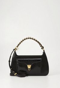 Juodos odos rankinė su struktūrizuota forma, aukso spalvos grandinėle ir užsegimu, frontinė kišenė su išlenktu sklende ir rievėta tekstūra.