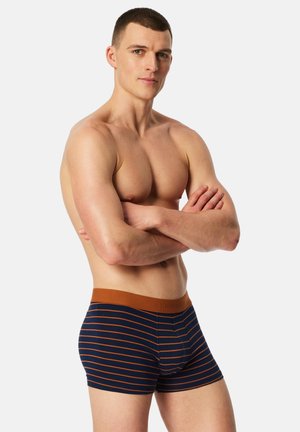 Herren-Boxershorts in Marineblau mit orangefarbenen horizontalen Streifen. Verfügt über einen einfarbigen braunen Bund mit Markenlogo. Weicher Baumwollmischstoff.