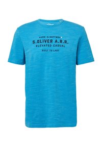 Helles blaues kurzärmeliges T-Shirt aus weichem Stoff. Mit Rundhalsausschnitt und schwarzem Text „S. OLIVER A.R.R. BUILT TO LAST.“