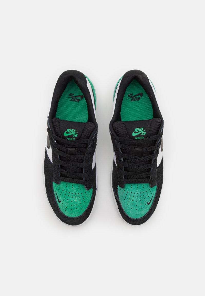 Baskets Nike SB en suède noir, avec des accents verts et des panneaux blancs. Dotées d'un bout perforé, de lacets noirs et de semelles intérieures à logo en vert.