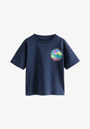 Navy plava majica kratkih rukava s okruglim izrezom i šarenim okruglim logotipom s natpisom "Little Trail Club Explore & Wander" na prsima.