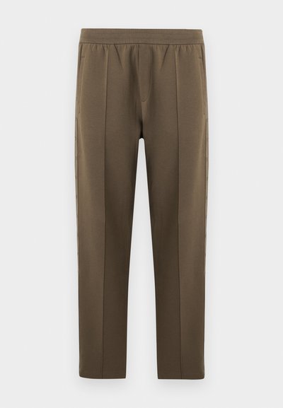 Ευθείς παντελόνες σε ελιά πράσινο με ελαστική μέση και διακριτικές ραφές μπροστά και στα πλευρά.