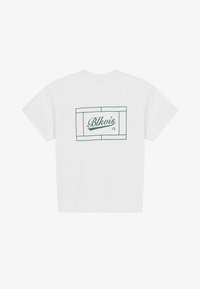 Λευκό κοντομάνικο μπλουζάκι με πράσινο ορθογώνιο λογότυπο και το κείμενο "Blkvis 13" στο κέντρο της πλάτης.