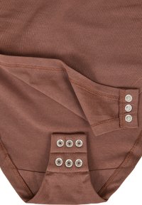 Smeđi pamučni bodysuit s glatkom teksturom, s tri dugmeta za kopčanje na dnu i kontrastnim šavovima.
