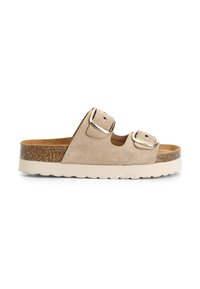 Beige suède slipper sandaal met twee verstelbare bandjes, metalen gespen en een gestructureerde kurken tussenzolen. Lichtgewicht rubberen buitenzool.