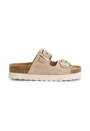 Sandalo scivoloso in suede beige con due cinturini regolabili, fibbie metalliche e un plantare in sughero testurizzato. Suola in gomma leggera.