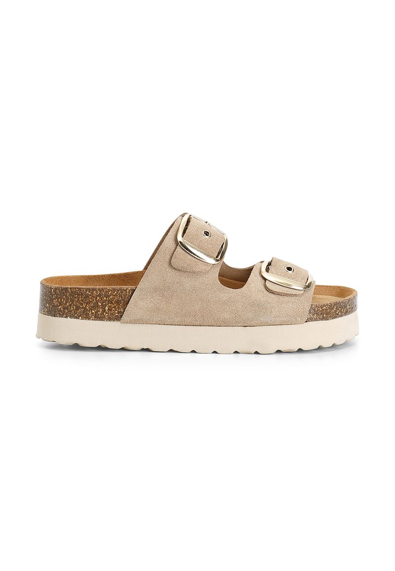 Beige suède slipper sandaal met twee verstelbare bandjes, metalen gespen en een gestructureerde kurken tussenzolen. Lichtgewicht rubberen buitenzool.