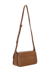 Brun axelremsväska i läder med justerbar rem, rektangulär form, slät yta och flikstängning. Enkel design utan synliga mönster.