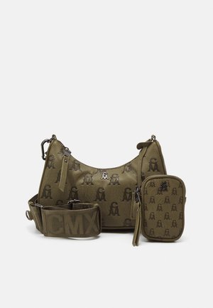 Olijfgroene schoudertas en kleine pouch met donker monogrampatroon, bijpassende verstelbare band met grote "CMX" letters.