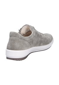 Šedá semišová teniska s bílou gumovou podrážkou, zaoblenou špičkou a strukturovaným svrškem. Má tkaničky a zadní zip pro snadné obouvání.