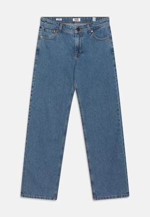 Jean droit bleu en denim avec bouton et fermeture éclair à l'avant, passants de ceinture et design cinq poches, posé à plat sur un fond blanc.