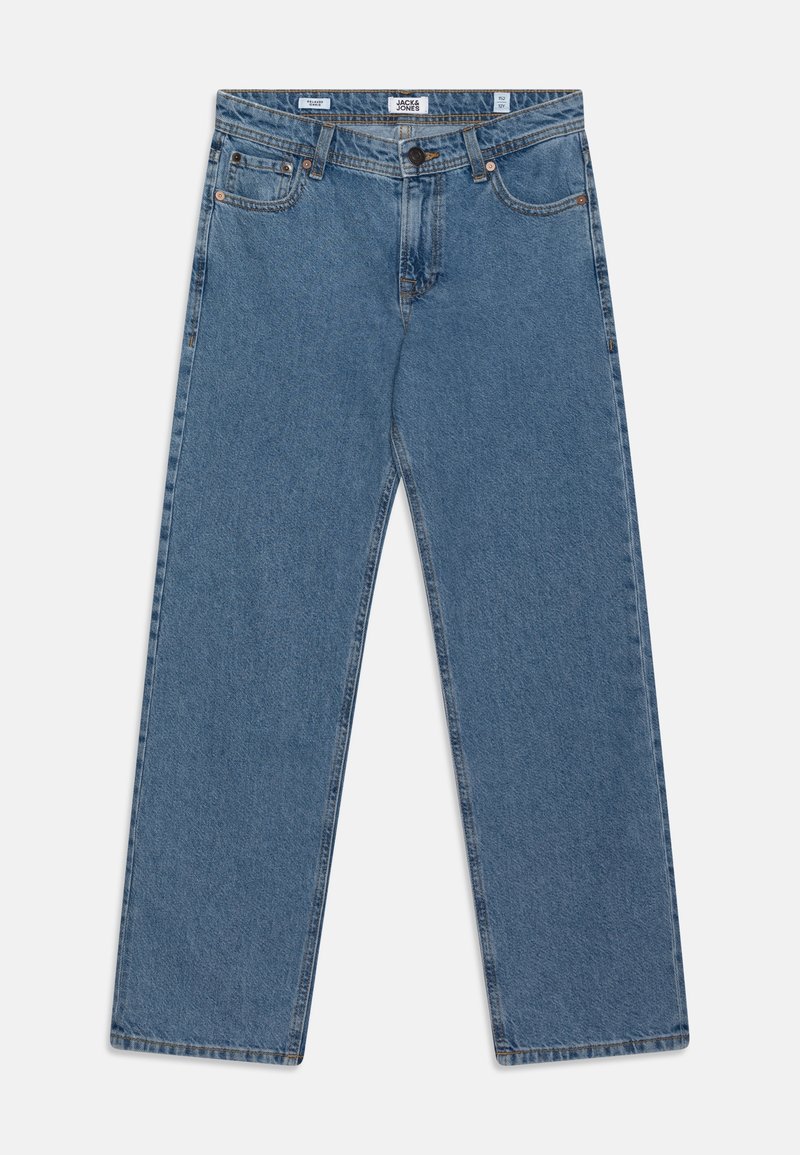 Jean droit bleu en denim avec bouton et fermeture éclair à l'avant, passants de ceinture et design cinq poches, posé à plat sur un fond blanc.