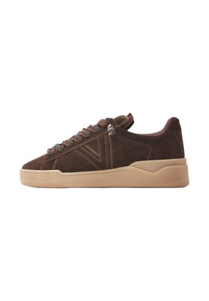 Brązowy zamszowy niski sneaker z beżową gumową podeszwą i wzorzystymi sznurówkami, boczne przeszycie w kształcie litery V.