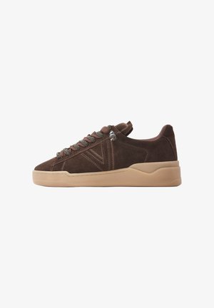 Brauner Wildleder-Low-Top-Sneaker mit beiger Gummisohle und gemusterten Schnürsenkeln, seitliches Nahtdetail in Form des Buchstabens V.