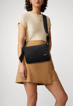 Calvin Klein WIDE STRAP CAMERA BAG - Bandolera - black