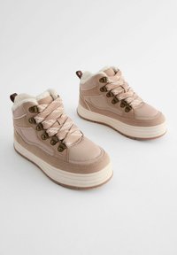 Sneaker medio, di colore rosa chiaro, realizzati in tessuto testurizzato, con fodera in pelliccia sintetica e suole in gomma bianca. Presentano occhielli in metallo e lacci con motivo.