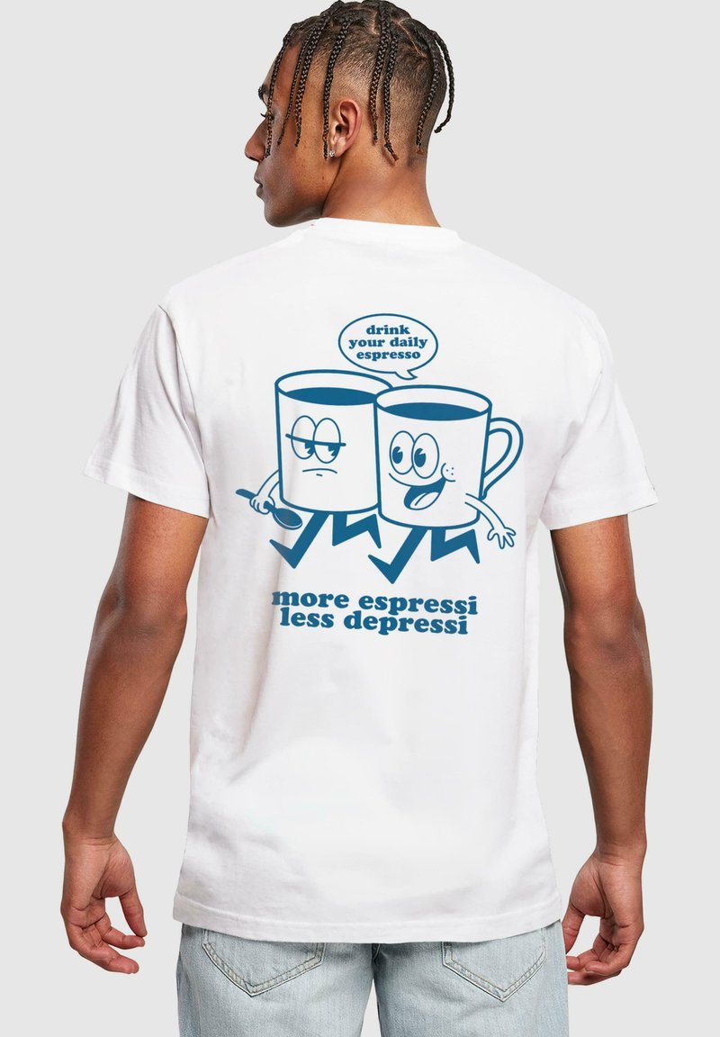 Balta medvilninė marškinėlių su mėlyna grafika, kurioje pavaizduoti du puodeliai su veidais, tekstas "gerk savo kasdienį espresso" ir "daugiau espresso, mažiau depresijos."
