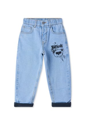Jeans in denim azzurro con vita elastica, con una grafica di un orso nero e la scritta "AWESOME." Polsini in tessuto blu navy.