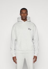 Γκρίζα φούτερ με κουκούλα και μπροστινή τσέπη, με ριμπ μανσέτες και στρίφωμα. Διαθέτει κεντητό σχέδιο στο στήθος. Μαλακή υφή υφάσματος.