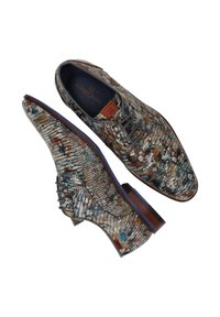 Veterschoenen in meerkleurig textuurleer met een spitse neus en een contrasterende paarse zool. Voorzien van decoratieve stiksels en accenten.