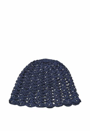 Tmavomodrá háčkovaná čiapka s oblými okrajmi a malými striebornými korálkami rovnomerne rozloženými na tkanine.