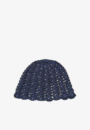 Tmavomodrá háčkovaná čiapka s oblými okrajmi a malými striebornými korálkami rovnomerne rozloženými na tkanine.