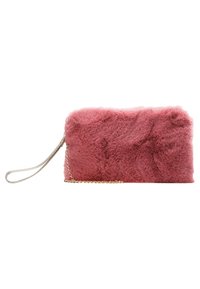 Pochette en fausse fourrure rose de forme rectangulaire, dotée d'une bandoulière en chaîne et d'une surface texturée. Le design comprend une fermeture éclair.