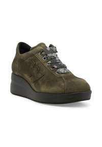 Sneaker in suede verde oliva con suola a wedge, dotata di lacci decorativi a righe nere e bianche e un prominente logo 'W' sul lato.
