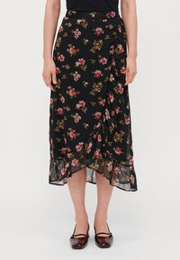 Schwarzer Blumenrock mit einem gerafften Saum, der pinke und gelbe Blumen zeigt. Aus leichtem Stoff gefertigt, mit einem asymmetrischen Design und durchscheinenden Details.