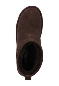 Bruine suède enkelboot met een zachte binnenkant. Kenmerkt zich door een ronde neus, gestikte accenten en een klein aantrekstripje bij de hiel.