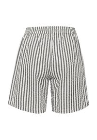 Pantaloni shorts a righe con una combinazione di colori grigio e bianco, con una texture morbida e una cintura elastica per il massimo comfort.
