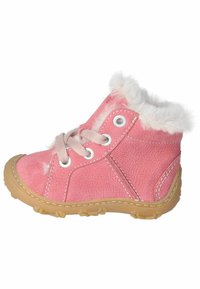 Růžová kožená kotníková bota s bílou kožíškovou podšívkou, kulatou špičkou, béžovou podrážkou, růžovými tkaničkami a kovovými očky na tkaničky.