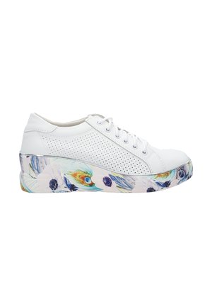 Trainers - white