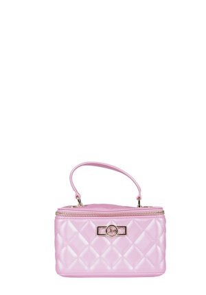 Piccola borsa trapuntata rosa con manico superiore, chiusura lampo e emblema circolare dorato sulla parte frontale.