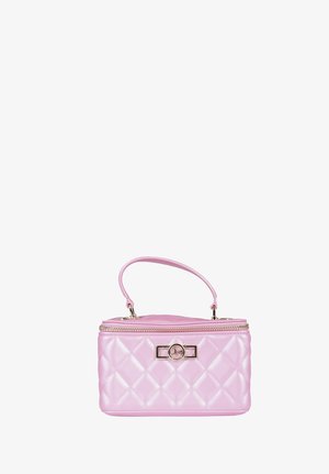 Piccola borsa trapuntata rosa con manico superiore, chiusura lampo e emblema circolare dorato sulla parte frontale.