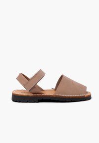 Ruske nahkasaappaat avoimella varvalla, säädettävällä nilkkahihnalla ja kestävältä mustalta kumipohjalta. Käsinompelut yksityiskohdat reunoilla.