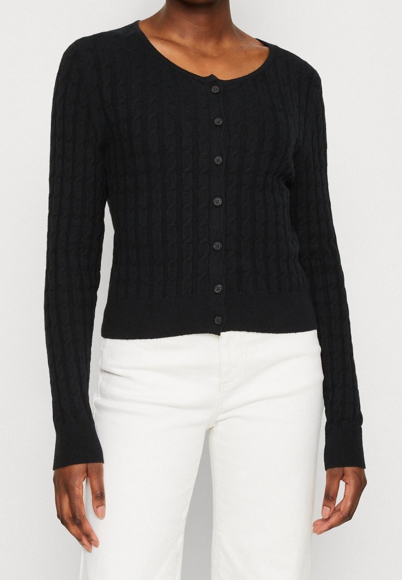 Czarny kardigan w prążki z okrągłym dekoltem, długimi rękawami i rzędem czarnych guzików z przodu. Lekki dzianinowy materiał.
