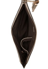 Clutch in pelle nera con chiusura a zip, interno beige e tasca interna. Presenta una catena decorativa e un pompon.